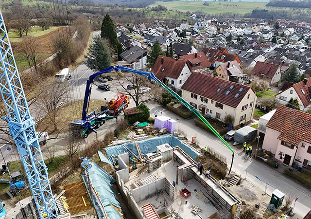 The zero-exhaust emission battery-electric concrete pump has a reach of 42 m.